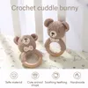 أزعج الهواتف المحمولة 1pc crochet animal bear toy toy soother bracelet wooden teether ring baby produc