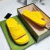 Designers tofflor plattform sandaler kvinnor gummi glider märke ihålig sandal tjocklek lnterlocking g toffel soliga herr strandskor