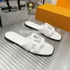 Designersandaler Isola Platt Sandal Kvinnor Tofflor Metall Textur Får Läder Tofflor Utomhus Strandrutschbanor