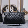 Designer Womens Mens Es Giant Travel Bag Black Fashion In Quilted Larg Leather Maxi Supple Bag Top Handles Duffle Metal Hardware Zip Closure Case