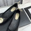 23SS Koyun Dinli Kadın Elbise Ayakkabı Çat Te Düz Topuklu Bale Ayakkabı Kayması Loafers Retro Siyah Yuvarlak Ayak Parçaları Sandal Tasarımcı Slippers Slaytlar Büyük Boy 41 Toz Torbaları