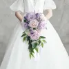 ヨーロッパスタイルの結婚式の滝の水滴ドロップスタイルブライダルブーケヨーロッパ人工ピンクの紫色の花を保持する装飾的な花の花嫁