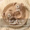 أزعج الهواتف المحمولة 1pc crochet animal bear toy toy soother bracelet wooden teether ring baby produc