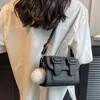 Bolsos de noche elegantes bolsos de hombro negros para mujer de cuero Pu con solapa pequeña con bola peluda alta bandolera tipo bandolera