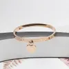 Mode smyckedesigner halsbandsdesigner armband charm hjärtuppsättning 18k guld tjej alla hjärtans dag kärleksgåva smycken 533