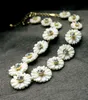 Tour de cou prix en vrac bijoux classiques de la vente de test femmes élégant anniversaire fleur blanche brillant couleur or collier Chokers
