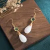 Boucles d'oreilles pendantes exquises pour femmes, bijoux d'oreille, goutte d'eau blanche, pendentif en Jade naturel, cuivre plaqué or, fleur pour cadeaux