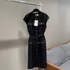 기본 캐주얼 드레스 디자이너 2023 대각선 어깨 새로운 아크 데 금속 버튼 잘 생긴 군용 드레스 허리 드롭 슬리브 벨트 여성 JLN1