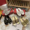 top qualité Designer Sandals Women V signature slide Paris plate-forme en cuir verni diapositives métal grille boucle tongs pantoufles été plage dame sandales