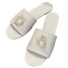 Pantoufles d'été chaussures de marque pour femmes nouvelles chaussures de plate-forme de mode sandales en diamant sexy diapositives en métal à bout ouvert chaussures de piscine en cuir gelée clour chaussures perles
