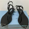 Tasarımcı 2023 Sandalet Siyah damgalı emaye metal üçgen plaj sandaletleri ünlü lüks tasarımcı sandaletler kadın daireler sandalet yüksek kalite