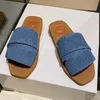 Kvinnors designer sandaler träig platt mule i duk gummi botten kalvskinn sandal sommarstrand sex tofflor flip flops svart rosa 28 färger med låda nr290