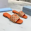 2023 Sandálias femininas de designers sandálias bordadas sandálias p sandália de salto de verão praia de salto baixo sapatos de salto baixo