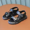 First Walkers Kinder-Sommersandalen für Jungen, Strand, Mädchen, modisch, klassisch, Beige, Schwarz, schlichtes Design, alles passend, flach, rutschfest, offener Zehenbereich, 230525