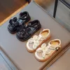 Primeiros Walkers Sandálias infantis para garotas dedos do verão embrulhado em verão 2023 clássico estilo francês Simple retro infantil sapatos casuais pu 230525