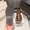 Mode sommarkvinnor sandaler pumpar blondie clare sling pläterade guldknappplattformar Italien populära brun svart läder kik tår designer hög häl sandal låda eu 35-40