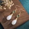 Boucles d'oreilles pendantes exquises pour femmes, bijoux d'oreille, goutte d'eau blanche, pendentif en Jade naturel, cuivre plaqué or, fleur pour cadeaux