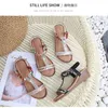 Sandálias Rhinestone mulheres boêmios de moda cunha grossa de luxo aberta 2023 sapatos de verão para tênis