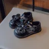 Primeiros Walkers Sandálias infantis para garotas dedos do verão embrulhado em verão 2023 clássico estilo francês Simple retro infantil sapatos casuais pu 230525