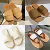 Kvinnor Woody Flat Mule Sandal Tofflor Designersko Canvastryck Broderade diabilder Svart Vit Bokstäver Tyg Utomhus Läder Flip Flops Med Box 290