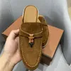 Lora Piana Slippers Luxury Designers Summer Walk Charms украшенные замшевые мулы с закрытыми пальцами пальцы на пальцах. Обычная кожа.