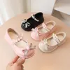 Zapatillas de deporte para niños, zapatos de princesa de cuero PU con lazo de perlas a la moda para niñas, mariposa, bebé 230525