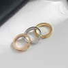 Anelli di design per anello in oro per anello con diamante da donna Il materiale classico in lega di acciaio al titanio di lusso non si sbiadisce mai e non è allergico nel diametro 1,5-2,1 cm