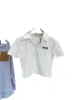 Kadın T-Shirt Tasarımcısı 2023 Yaz Yeni Göğüs Mektubu Yama Sargısı Küçük Kısa Elbise Tatlı Havalı Baharatlı Kız Kol Üstü Kadınlar L1MB