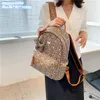 borse a tracolla all'ingrosso 4 colori stile college rivetto personalità zaino ciondolo cartone animato borsa moda di grande capacità lettere popolari borsa a tracolla 8001 #