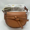 Diseñador de rompecabezas de alta gama Sillas de montar Bolsa para mujer Bolso de hombro Top Cuero real Levantamiento de mano Clamshell Vintage Wallet Moda Bordado Correa ancha Crossbody Bag7r