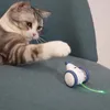 Le chat joue le jouet de souris méchant gai fonctionnant automatiquement intelligent et rechargeable avec la queue colorée de clignotement
