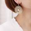 Pendientes colgantes Joyería de moda Regalo de la vida diaria de las mujeres Placa de metal tallada redonda Ahuecada Estilo retro de corte de oro rosa chapado en oro