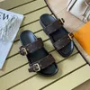 Designer-Hausschuhe aus Leder für Damen, flache Pantoletten, coole, mühelos stilvolle Slides, 2 Riemen mit angepassten goldenen Schnallen, Sommer-Slipper