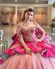 Fuchsia rosa puffy kjol quinceanera klänningar 2023 av axelpärled applikation vestido de la prinsesa jasmine de aladdin