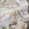 Defina a cama Bordado de ouro de luxo 4pcs Conjunto de cetim de algodão branca capa de edredão de colcha ou travestas de travesseiros ajustados