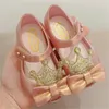 Новые детские девчонки дизайнерские дизайнерские желе -обувь корона лук принцесса