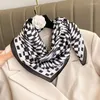 Schals Modedesign für Geschenk Women Square Small Turban Model Sonnenschutzmittel Kerchief 2023 Sommer 70x70cm Seiden Hijab