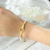 Charm-Armbänder Minar Französische natürliche Süßwasserperle Perlen für Frauen 18 Karat vergoldeter Edelstahl Hohlhandarmband Geschenk