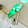 Badezimmer-Waschtischarmaturen MTTUZK Messing gebürstetes Nickel, Deckmontage, automatischer Sensor-Wasserhahn, berührungsloser Infrarot-LED-Licht-Wasserfall-Wasserhahn