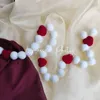 Décoration de fête Guirlandes de pompons en feutre doux Blanc et rouge Inspiré Bruants de toile de fond Shabby Chic pour les tentures de la Saint-Valentin