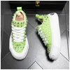 2023 Designer de luxo Moda de moda masculina Rivetes verdes sapatos de plataforma causal mocassins rock masculino tênis de hip-hop