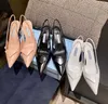 Sandálias de verão saltos altos sapatos pontiagudos mulheres p triangle sinal branco preto brilhante couro de patente 35cm 7,5 cm de salto fino sapatos de casamento com bolsa de poeira 35-40