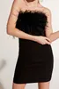 2022 été nouvelle robe à bretelles pour femmes décoration de plumes noires épaules dénudées sans manches coupe ajustée Mini robe de soirée de fête