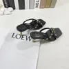 Diseñador de moda Mujer Tacón alto Sandalias de fondo plano Cabeza cuadrada Punta expuesta Chanclas Zapatos de playa con tachuelas Remache Zapatillas de lujo Sandalias sexy de verano