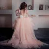 Девушка одевается элегантное розовое цветочное жемчужное тюль с большим луком с длинным рукавом для девочек для вечеринки для особого случая для особого случая