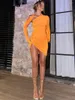 Sukienki swobodne seksowne kantar Nieregularny z shoulera wycięcie pomarańczowego mini sukienki z długim rękawem dla kobiet 2023elegant Backless Club Party Ruched