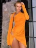 Sukienki swobodne seksowne kantar Nieregularny z shoulera wycięcie pomarańczowego mini sukienki z długim rękawem dla kobiet 2023elegant Backless Club Party Ruched
