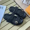 Designer-Hausschuhe aus Leder für Damen, flache Pantoletten, coole, mühelos stilvolle Slides, 2 Riemen mit angepassten goldenen Schnallen, Sommer-Slipper