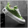 2023 Designer de luxo Moda de moda masculina Rivetes verdes sapatos de plataforma causal mocassins rock masculino tênis de hip-hop