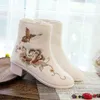Сапоги весенняя осень в стиле китайского в стиле ретро толстые каблуки вышивая на молнии холст женщин Короткий конный конье 20230701